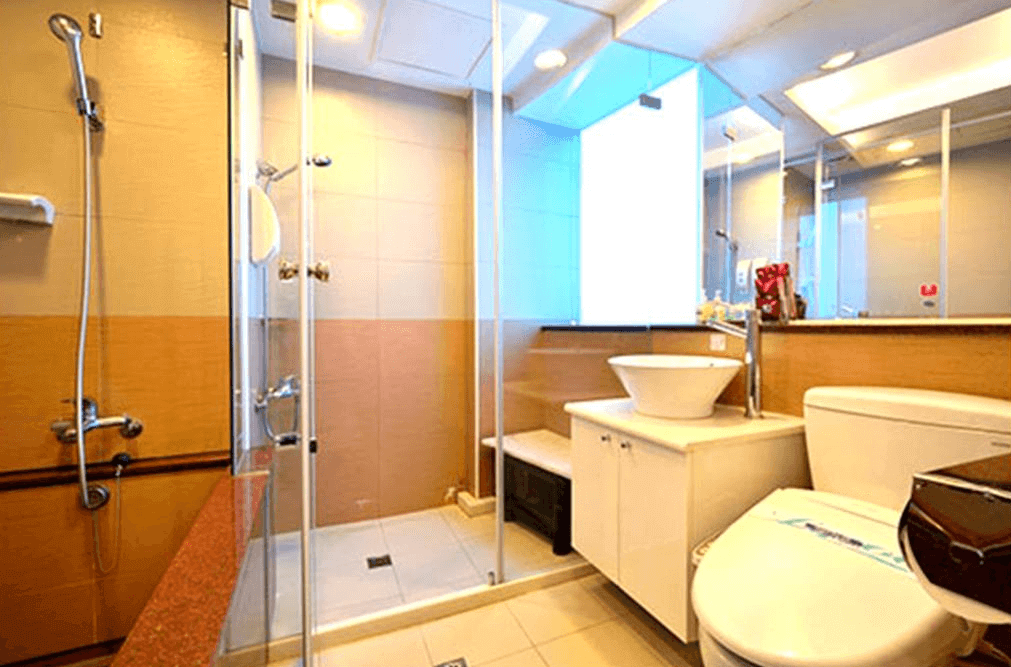 【寧夏夜市住宿】優美飯店的浴室設計現代化，透明玻璃隔間與白色潔具，淺色的瓷磚牆面使空間顯得寬敞明亮，配備完善的洗漱設施。