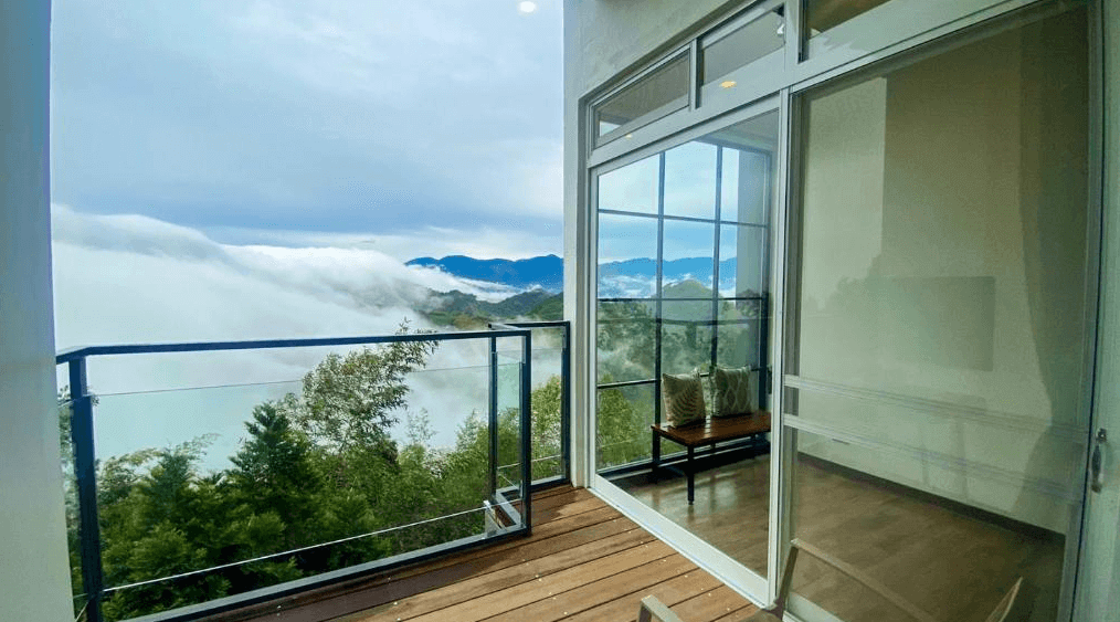 【阿里山住宿】十方山水的戶外陽台提供舒適的座椅，讓住客能近距離欣賞雲海與山林景觀，玻璃圍欄設計安全且不阻礙視野，營造出極為愜意的觀景體驗。