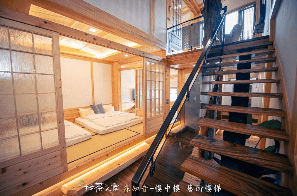 【阿里山住宿】找茶人家-檜木民宿用檜木打造的樓中樓設計，樓梯結合藝術感與實用性。客房內榻榻米區域被滑動門隔開，提供私人與開放空間的靈活切換，適合家庭或多人入住。