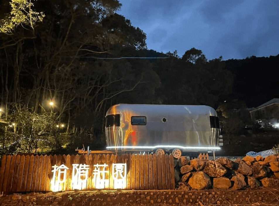 【司馬庫斯住宿】拾階莊園（內灣露營車）的日式風格的浴室，設有木質和石材組合的浴池與洗浴設備，牆面與天花板採用自然木色設計，窗戶配有百葉簾，整體空間明亮溫馨，適合放鬆使用。
