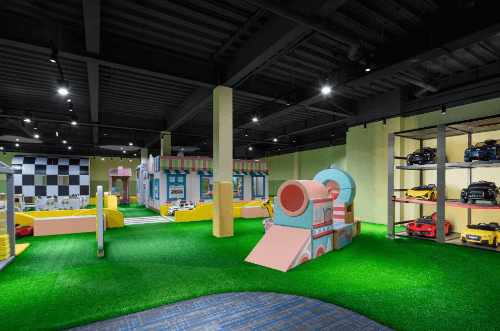 【日月潭住宿】日月潭力麗溫德姆溫泉酒店的大型兒童專屬遊戲區，場地色彩鮮豔且安全，配備各式滑梯與玩具車，十分適合家庭旅客。