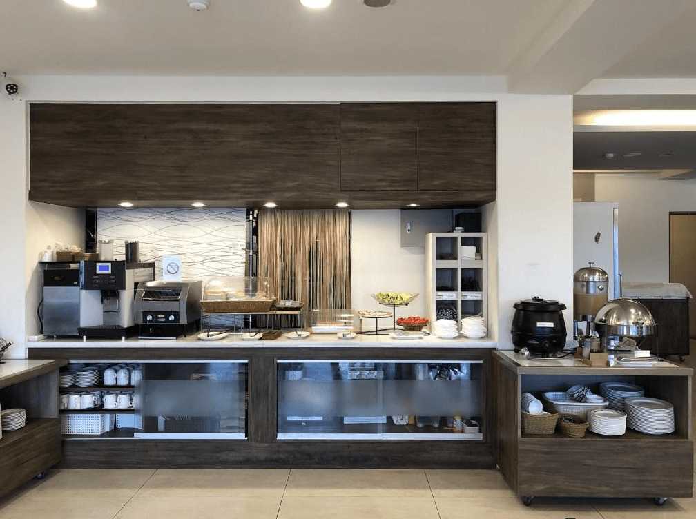 【日月潭住宿】明月湖品味湖畔旅店的自助式早餐吧台提供多樣選擇，設有咖啡機、麵包機及熱食設備，整體採用木質設計，兼具功能與美感，為住客提供愉快的用餐環境。