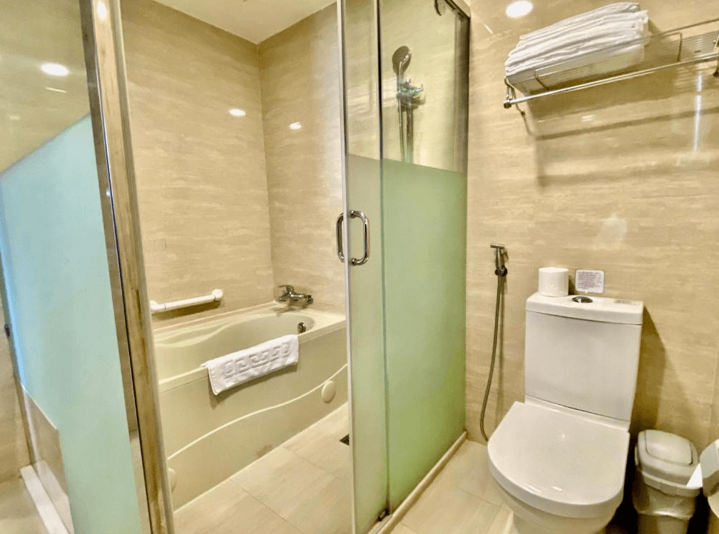 【日月潭住宿】明月湖品味湖畔旅店的浴室設計現代化且功能齊全，乾濕分離的淋浴區與浴缸滿足不同需求，淺色瓷磚牆面增添明亮感，整潔且實用。