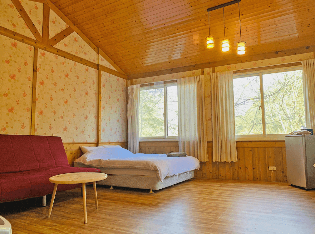 【廬山溫泉】森之秘湯的房內私人溫泉泡湯池，採用黑色大理石設計，搭配木質湯勺，提供放鬆身心的溫泉體驗。浴池旁設有調溫旋鈕，可自行調整水溫，整體空間典雅且具有隱私感。