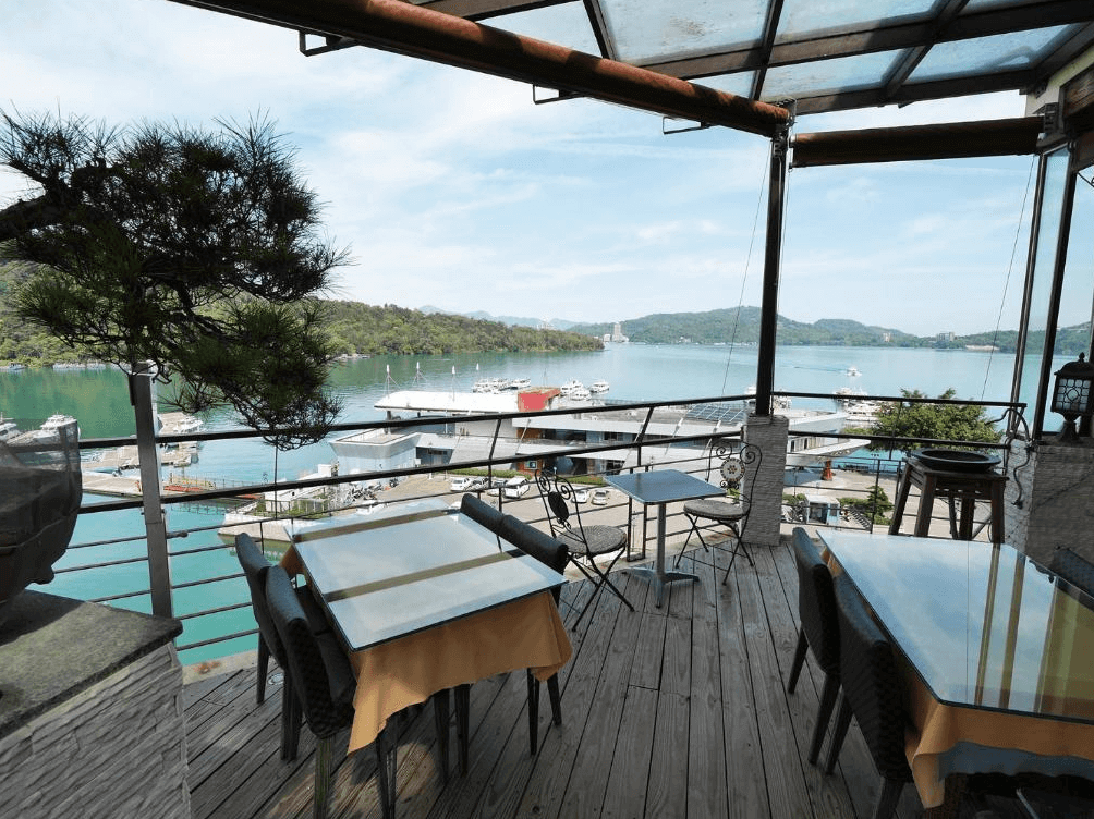 【日月潭住宿】澄園旅店的露台區域設有餐桌椅，可欣賞日月潭湖景，全景玻璃讓視野更加開闊，是用餐或休息的絕佳場所。