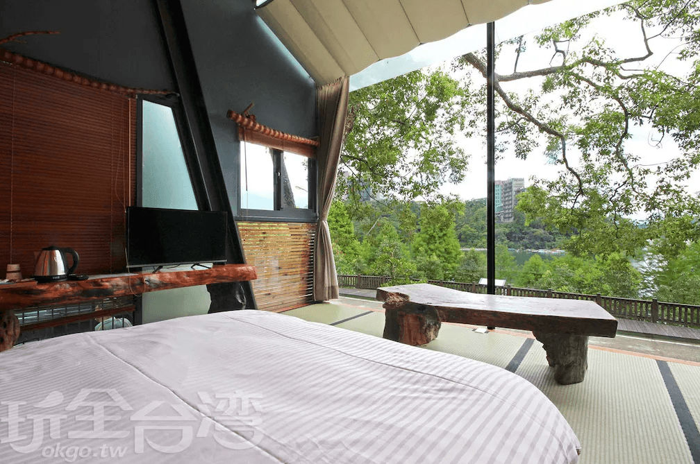【日月潭住宿】玥湖背包客讚民宿的日式榻榻米空間延續自然風設計，木質家具與窗外綠意完美結合。住客可以在榻榻米上享受愜意的茶道體驗，搭配大自然的環抱，感受身心的放鬆。