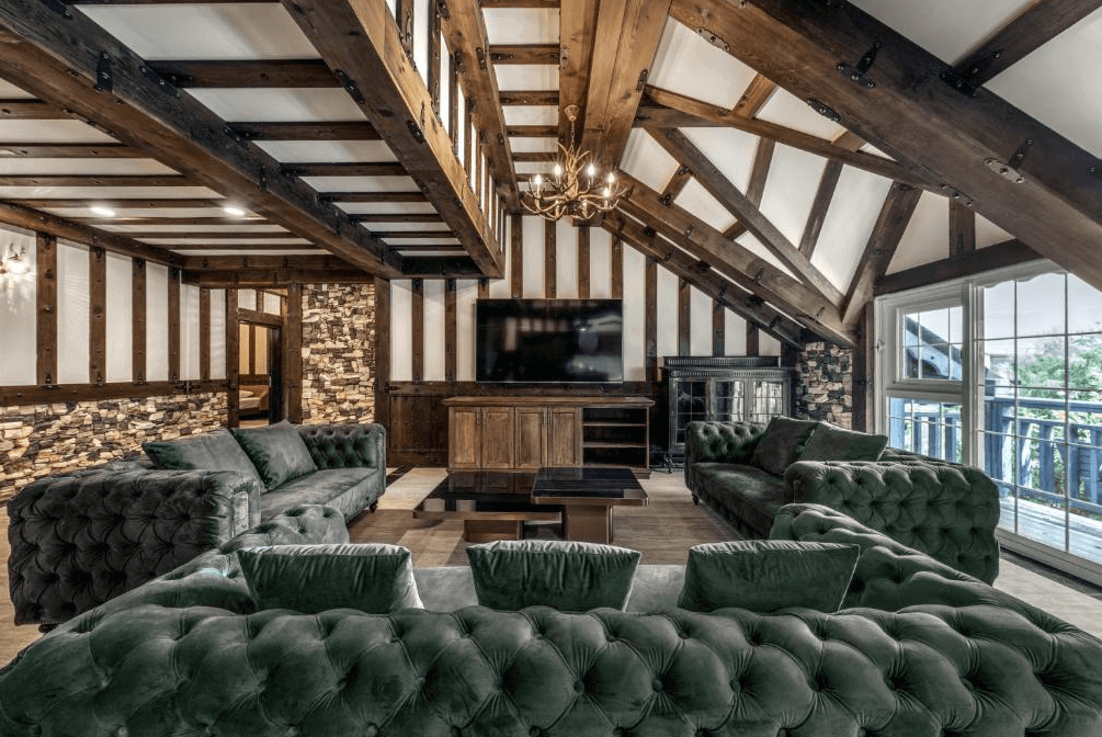 【埔里住宿】藍色城堡茱諾法式甜點的起居區域設有大型綠色絨面沙發組，搭配吊燈和古典家具，整體氛圍高雅大氣，適合家庭或多人聚會使用。