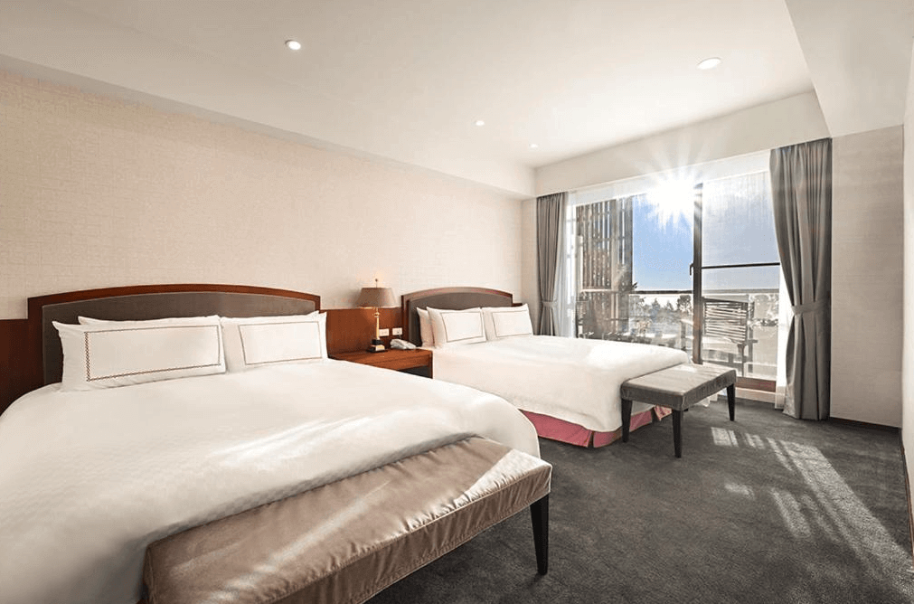 【阿里山住宿】"台灣最貴飯店"阿里山賓館明亮溫馨的雙人房，擁有柔和的色調搭配與大面窗戶，自然光線灑入，讓房間充滿清新感覺，窗外美景一覽無遺。