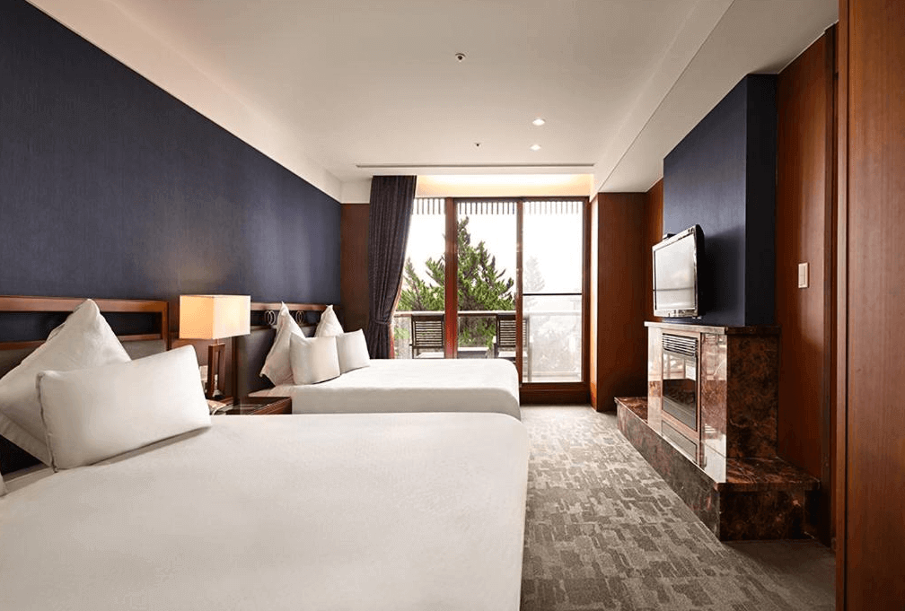 【阿里山住宿】"台灣最貴飯店"阿里山賓館舒適的雙床房設計，搭配木質裝飾與現代化設施，營造出簡約與溫暖兼具的氛圍，適合家庭入住。