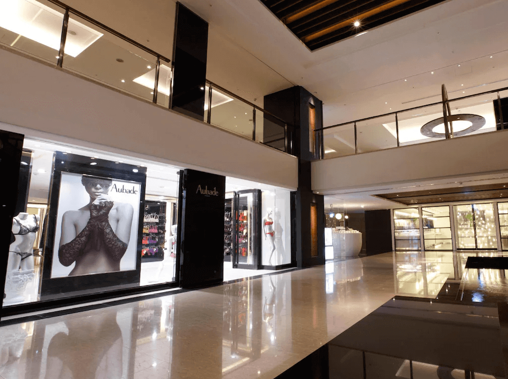 "台北親子飯店"【台北車站住宿】台北晶華酒店購物區，設有高級精品店與時尚內衣品牌專櫃，燈光柔和、地板光滑反射，營造高級購物體驗。開放式空間結合現代設計，為住客提供尊貴享受。