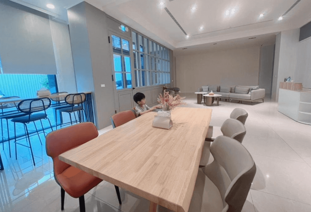 【鹿港住宿】溫怡鹿鹿WinLuLu的用餐區，現代簡約的設計風格搭配木質餐桌和舒適的椅子，營造出一個適合家庭聚餐或社交的氛圍。這個空間光線明亮，開放式的設計讓人感覺寬敞而自在。