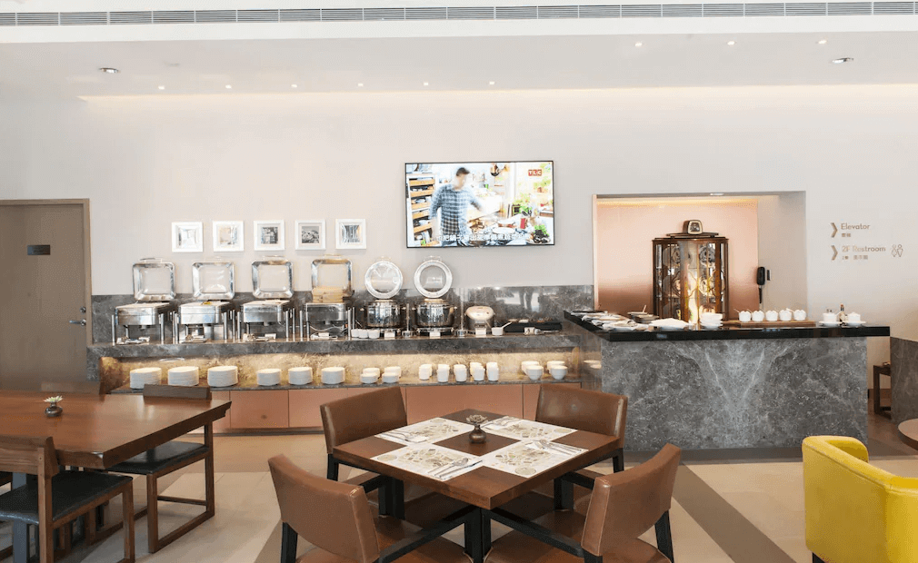 【鹿港住宿】"彰化飯店"鹿港永樂酒店的餐廳區域，這裡設有自助餐台，並且環境寬敞舒適，為住客提供一個輕鬆的用餐空間。乾淨簡約的裝飾風格和美味的餐點將為住客帶來愉快的用餐體驗。