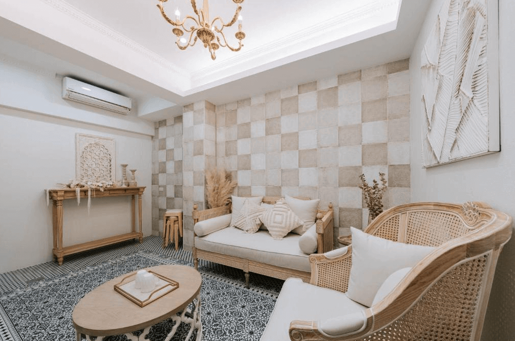 【鹿港住宿】鹿港老街十三號民宿的共用休息區，這裡的裝潢以簡約雅致為主，牆面有規則的磚塊設計與優雅的木質家具相結合，展現出一種古典與現代融合的美感。舒適的沙發和柔和的燈光使這個空間成為放鬆和社交的理想場所。