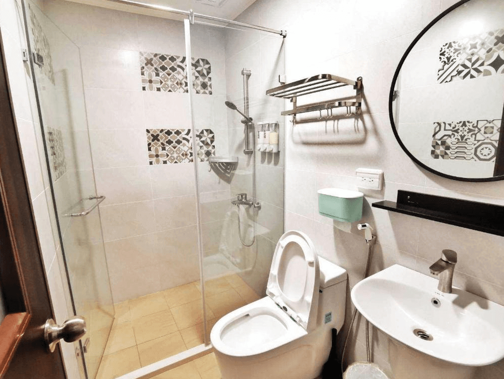 【鹿港住宿】鹿鹿咪民宿的浴室，淋浴間和簡約的設計，透明玻璃隔斷讓空間感更為開闊。配備齊全的衛浴設施，並且採用了簡潔的風格與高品質的裝飾材料。