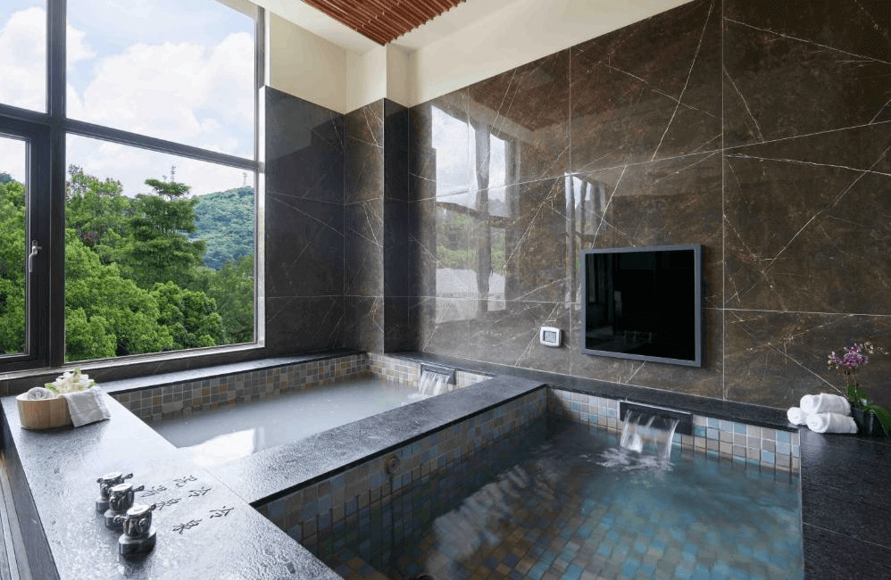 【關子嶺溫泉】儷景溫泉會館的景觀泡湯空間設有雙湯池，牆面為深色大理石紋設計，一池為白色湯泉、一池為清水溫泉，並可一邊泡湯一邊觀賞窗外山景。