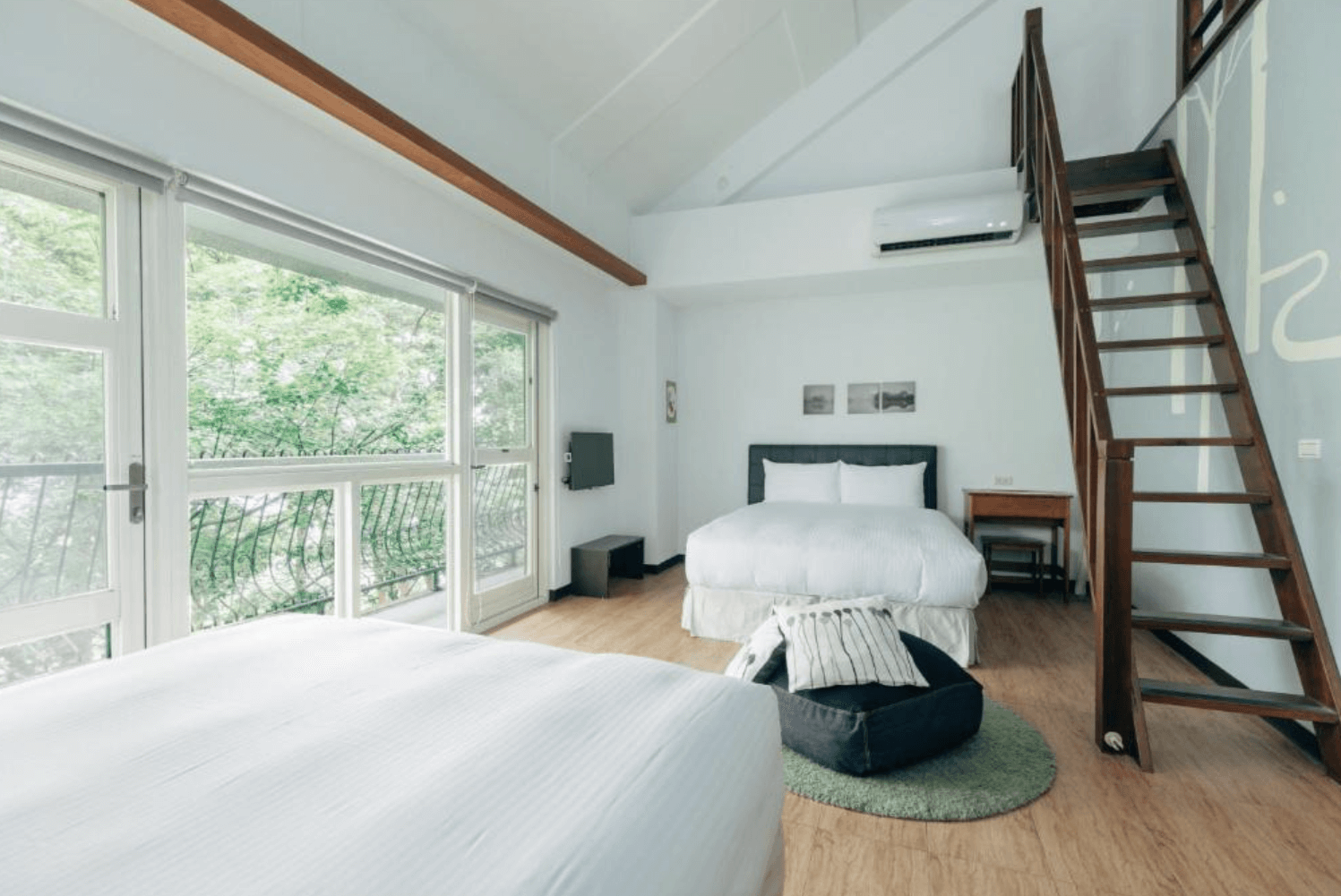 【三義住宿】尋路苗栗綠波浪挑高設計的四人房，設有兩張雙人床與閣樓樓梯，大片落地窗引入森林綠景，明亮通透，空間感十足，適合親子或好友入住。