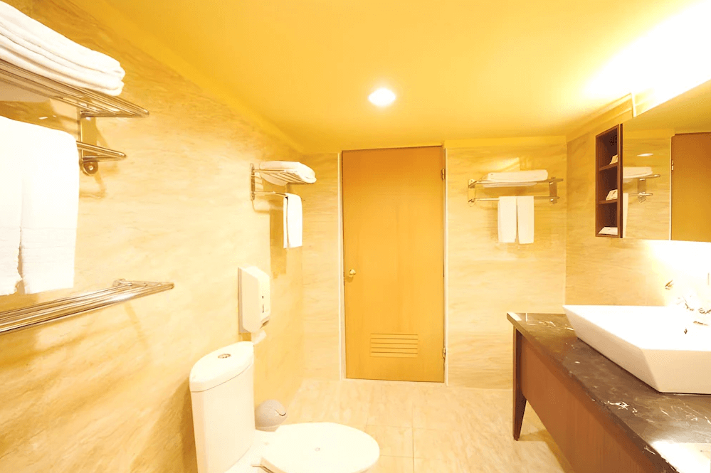 【彰化飯店】康橋商旅彰化員林館衛浴空間，採大理石質感設計，備有馬桶、洗手台與充足毛巾架，燈光明亮柔和。