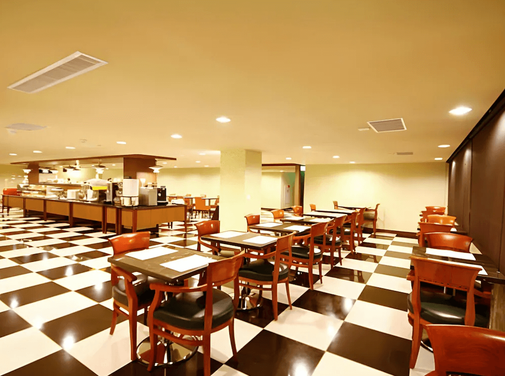 【彰化飯店】康橋商旅彰化員林館自助餐廳，地板為黑白棋盤格設計，提供多樣化自助餐食與舒適用餐空間。