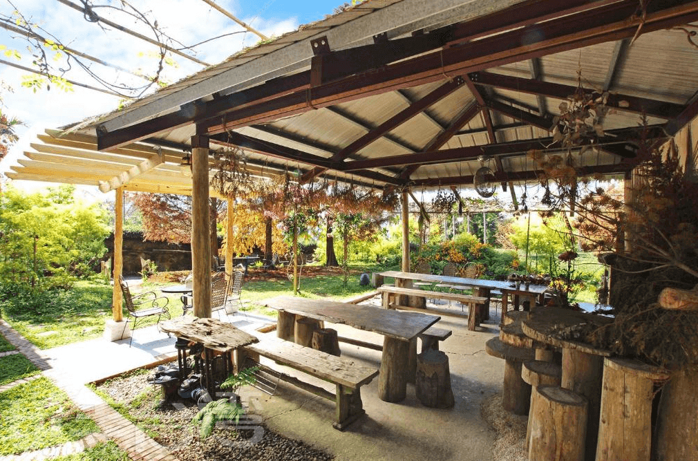 【瑞里民宿】朵麗絲森林的戶外涼亭座位區，搭配原木桌椅與自然植栽，充滿森林氣息，是親近自然與團體聚會的理想場所。