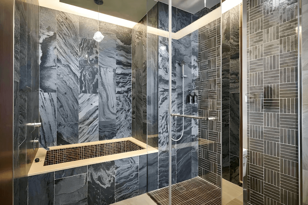 【五結住宿】松風文旅高質感石紋磁磚設計的浴室空間，設有乾濕分離淋浴間與深式泡澡浴池，牆面圖案富有現代感，整體風格沉穩大器。