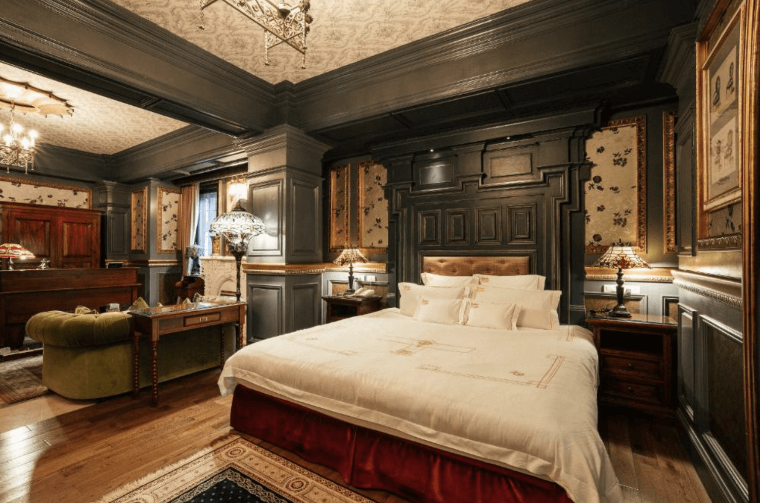 【清境農場住宿】"台灣最貴飯店"清境老英格蘭莊園民宿，融合歐洲宮廷風格的雙人房，空間以深灰雕花木板牆面與復古壁燈妝點，搭配高級大床、典雅床頭板與古典家具，細節充滿奢華氣息，展現濃厚的英倫貴族氛圍。