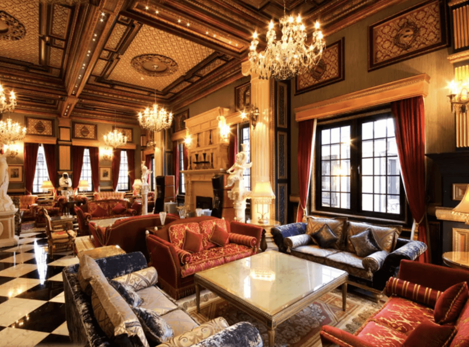 【清境農場住宿】"台灣最貴飯店"清境老英格蘭莊園民宿，極具視覺震撼的歐洲皇室風格交誼廳，挑高天花板配有多座華麗水晶吊燈，四周以金色雕花與深紅窗簾點綴，豪華沙發與古董雕塑錯落擺放，呈現壯麗大器的歐式城堡風貌。