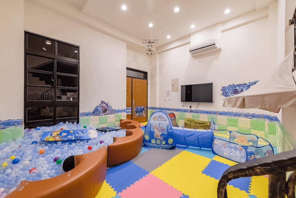 【五結住宿】米蘭穀堡的繽紛親子遊戲室，設有大型球池、滑梯與隧道玩具帳篷，地板鋪設彩色安全地墊，牆面裝飾海洋主題，適合孩童放電遊玩。