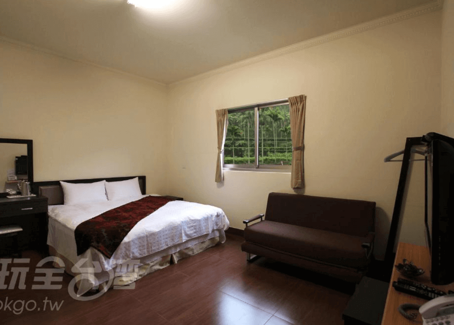 【瑞里民宿】詹德仁茶園民宿的小巧雙人房，設有對外窗戶與深色家具，空間雖不大但整潔舒適，適合基本住宿需求。