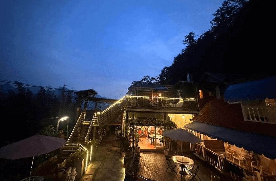 【瑞里民宿】阿漢的家民宿的山林民宿戶外空間，搭配溫暖燈光照明與多層露台、戶外傘桌區，營造出浪漫又放鬆的用餐與休憩氛圍。