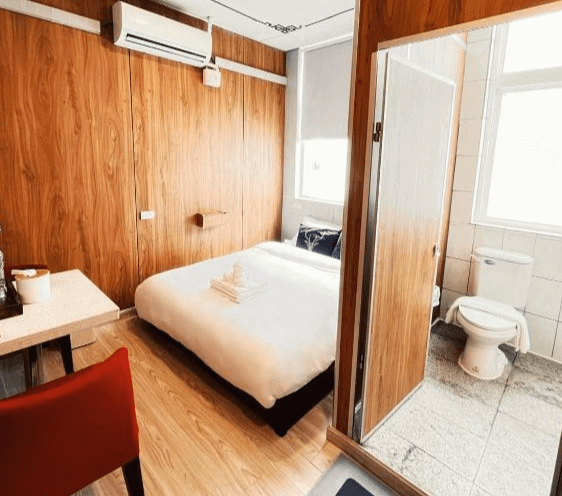 【綠島住宿】20ft 海閣的雙人房，配備舒適雙人床與簡約書桌椅，空間緊湊但實用，附有獨立衛浴與自然採光，是情侶或單人旅客的理想選擇。