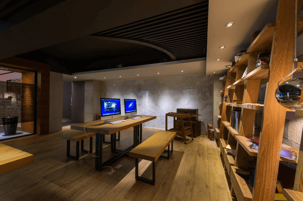 【台北小巨蛋住宿】台北馥華商旅敦北館，書牆與桌上型電腦的共享空間，溫潤木質地板與簡約傢俱營造靜謐閱讀與辦公環境。