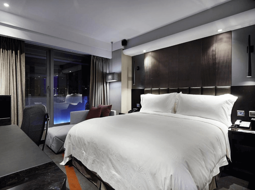 【台北小巨蛋住宿】天閣酒店 台北復興的雙人房，搭配大面落地窗與戶外藍光泡湯池，營造浪漫氛圍與城市夜景視野。