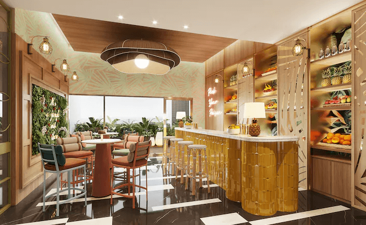 【蘆洲住宿】成旅晶贊飯店-蘆洲館的交誼餐飲空間，結合綠植牆與現代設計，黃金色吧台與果汁區展示新鮮水果，營造熱帶風格與溫馨氛圍，適合用餐或放鬆聊天。