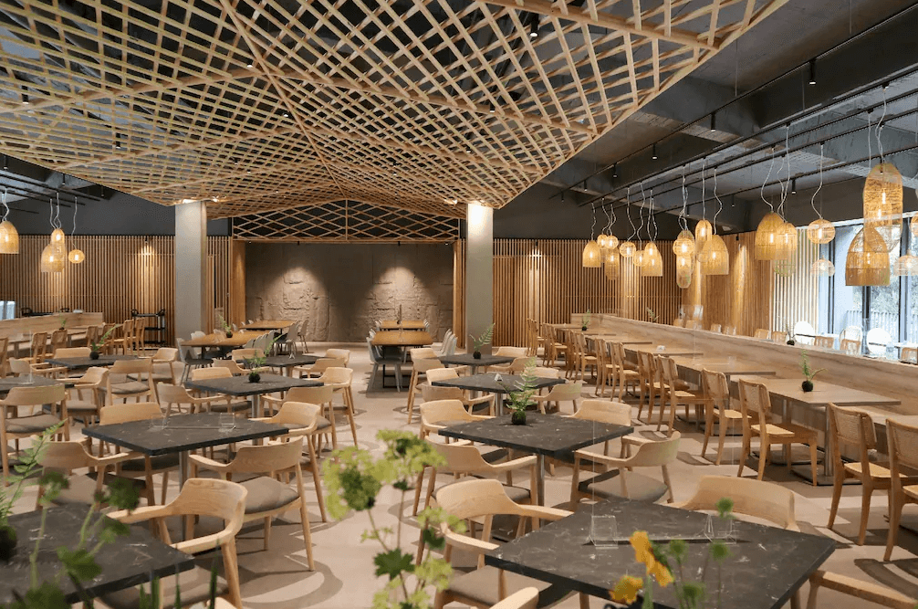 【杉林溪住宿】溪頭福華渡假飯店的開放式餐廳，設有大量木質桌椅與編織吊燈，天花板以格柵設計增添自然感，氣氛溫馨雅緻。