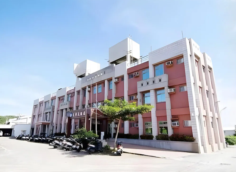 【綠島寵物友善住宿】綠島 統祥大飯店的外觀為紅白配色的多層建築，造型簡約現代，門前停放多輛機車，正門有明顯招牌，周圍環境清爽整潔，位於寧靜街道旁。