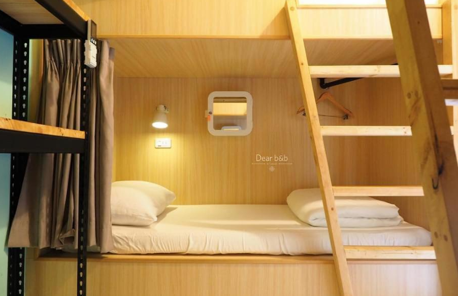 【綠島寵物友善住宿】"綠島住宿"緩島旅宿的膠囊床位，設有上下舖設計，床邊有閱讀燈、掛衣架與小鏡子，每個床位配有拉簾提供隱私，空間整潔舒適。