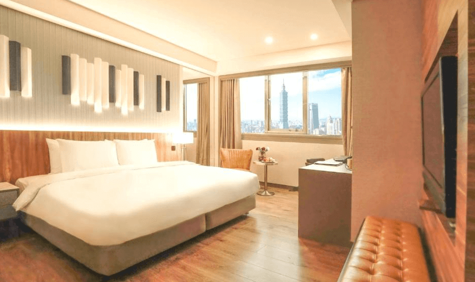 【台北小巨蛋住宿】艾捷天麗大飯店的木質風格雙人房，設有大片窗戶欣賞台北101景觀，採光明亮，融合現代與舒適感設計。