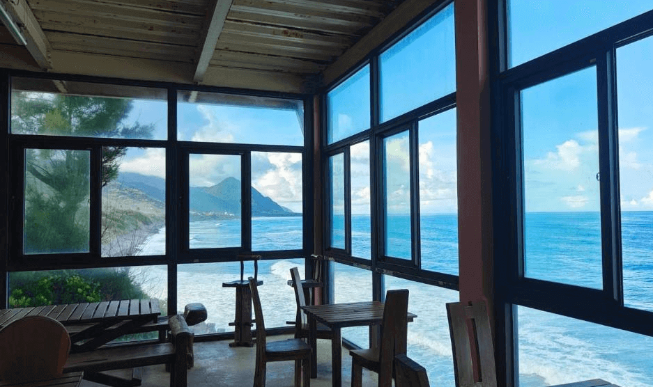 【豐濱住宿】來去海邊玉石咖啡民宿館內，設有大片玻璃窗的海景用餐區，能一覽東部海岸壯闊景致與山海交融的絕美風景，是品味咖啡與餐點時放鬆身心的療癒角落。