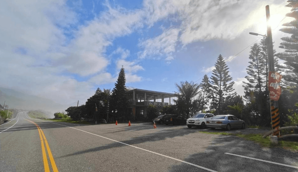 【豐濱住宿】來去海邊玉石咖啡民宿館的外觀隱身在濃密松樹之間，緊鄰台11線海岸公路，備有專屬停車空間，交通便利，適合自駕旅人輕鬆抵達，展開一段貼近自然的海岸旅程。