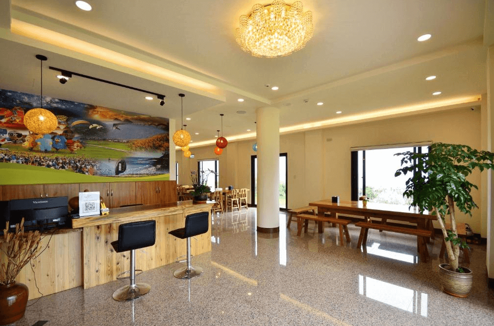 【台東成功住宿】台東「嵐海民宿」大廳櫃台及休閒空間，設計現代簡約，並設有舒適的休息區域，空間明亮且開放，提供旅客舒適放鬆的公共交流區域。