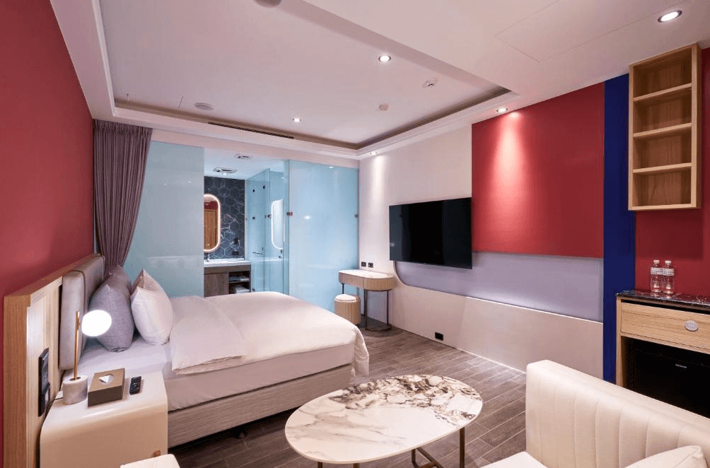 【桃園機場住宿】“Xpark住宿”和陽行館的時尚雙人房設計，空間以紅白藍為主調，搭配透明玻璃衛浴隔間，房內備有大螢幕電視、迷你吧與現代感沙發區。