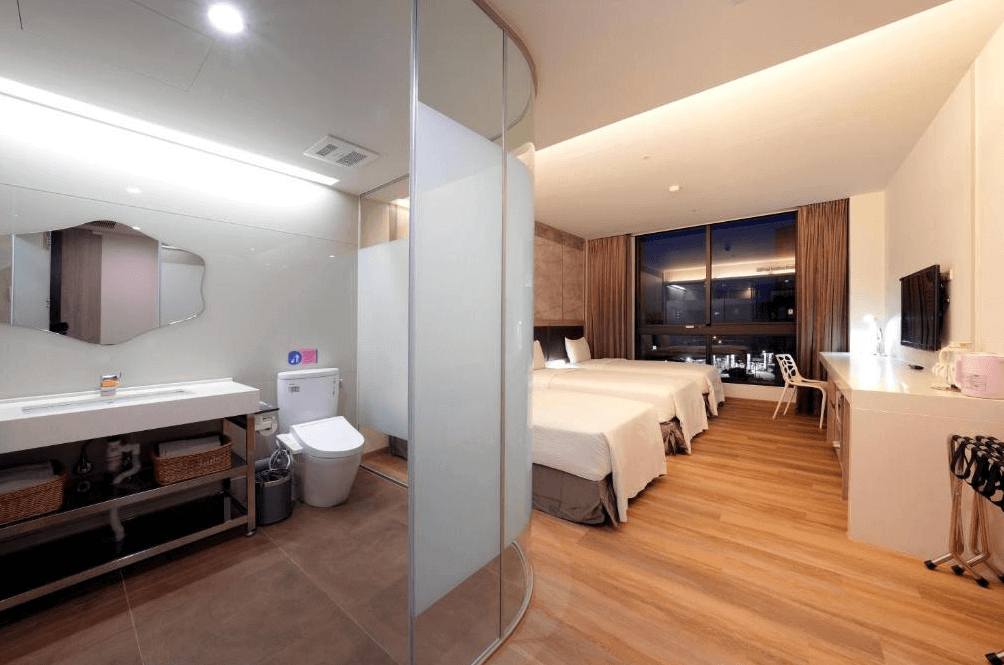 【桃園機場住宿】富立登國際大飯店雙床房內景，結合開放式衛浴設計與木地板，房間寬敞明亮，適合家庭或朋友同行入住。