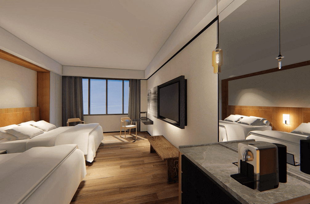 【桃園機場住宿】桃園喜來登酒店的雙床客房，木地板與柔和燈光營造溫馨氛圍，設有咖啡機、沙發區與大片窗景，可遠眺藍天白雲。