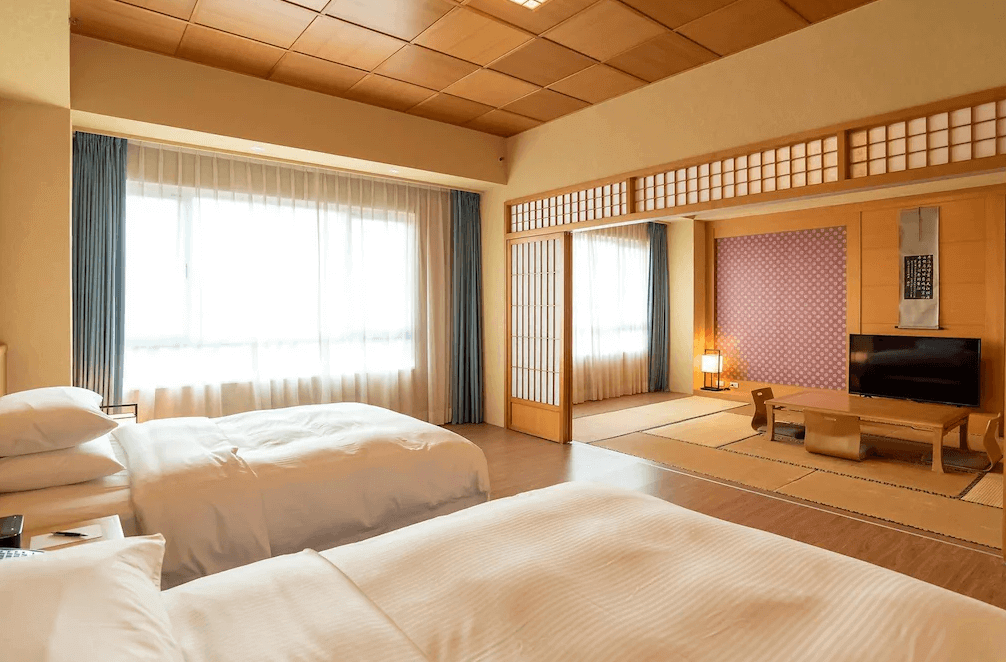 【桃園機場住宿】桃園喜來登酒店的和洋風格家庭房，融合榻榻米茶几與雙床設計，帶有日式拉門與暖色木質裝潢，空間適合親子同住。