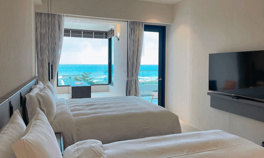 【豐濱住宿】水樹 AQUATREE RESORT 的現代簡約雙床客房，純白色調搭配整齊寬敞空間，窗邊設有觀景臥榻，可眺望太平洋海景，搭配高質感寢具與液晶電視，營造舒適療癒的住宿體驗。
