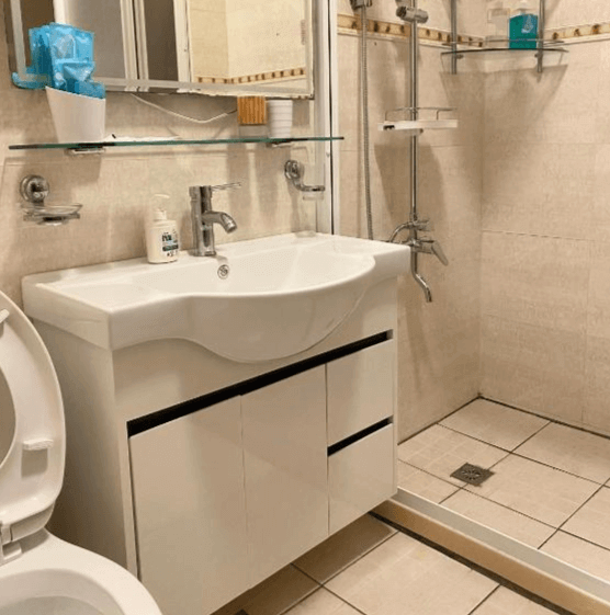 【豐濱住宿】海公主民宿的浴室設計簡潔明亮，配有乾濕分離淋浴空間、現代化洗手台與鏡櫃，提供完善的盥洗用品，整體乾淨整潔，兼具實用與舒適性。