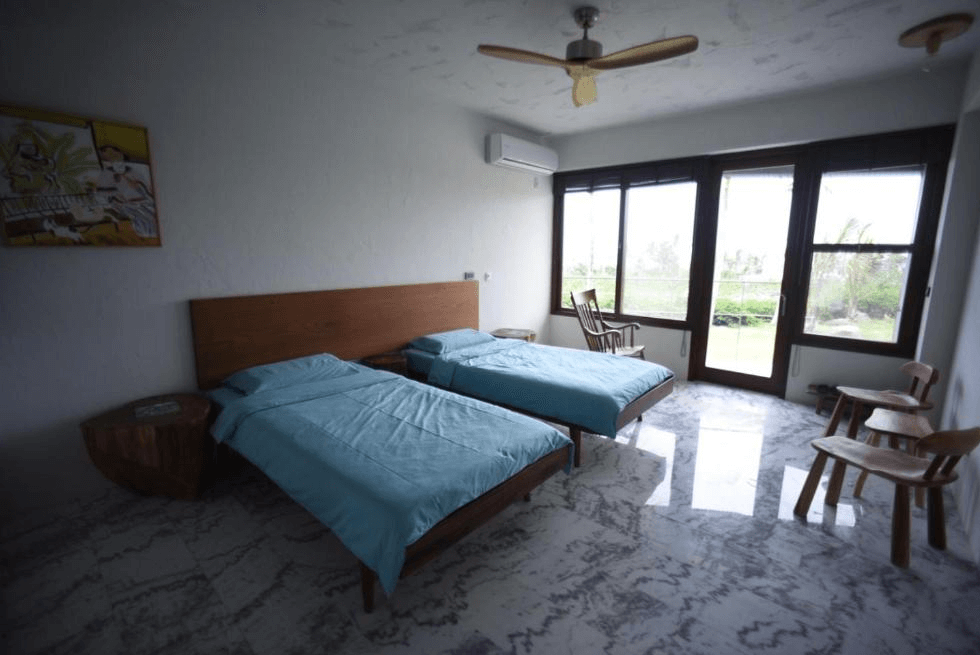 【東河住宿】石一方民宿雙人房，設計簡約自然，大面窗戶可眺望綠意庭園與戶外景觀