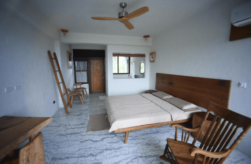 【東河住宿】石一方民宿雙人房另一角度，融合木質家具與大理石地板，展現自然風格設計