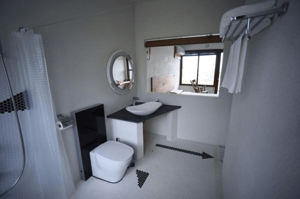 【東河住宿】石一方民宿浴室，乾濕分離設計，純白基調與黑色檯面呈現高雅質感