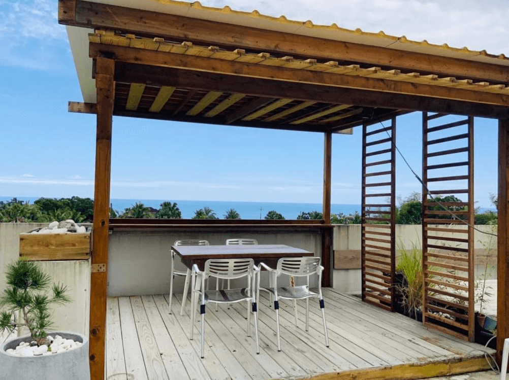【長濱住宿】米粒教育家戶外露臺區，有木造涼亭與海景視野，可供住客戶外用餐、泡茶或享受海風吹拂的悠閒時光。
